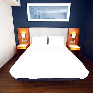 Travelodge Madrid Aeropuerto מלון